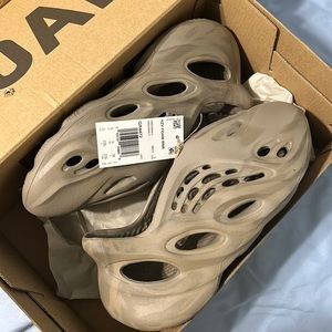 yeezys brand new in box, never worn don’t like how they look on my feet